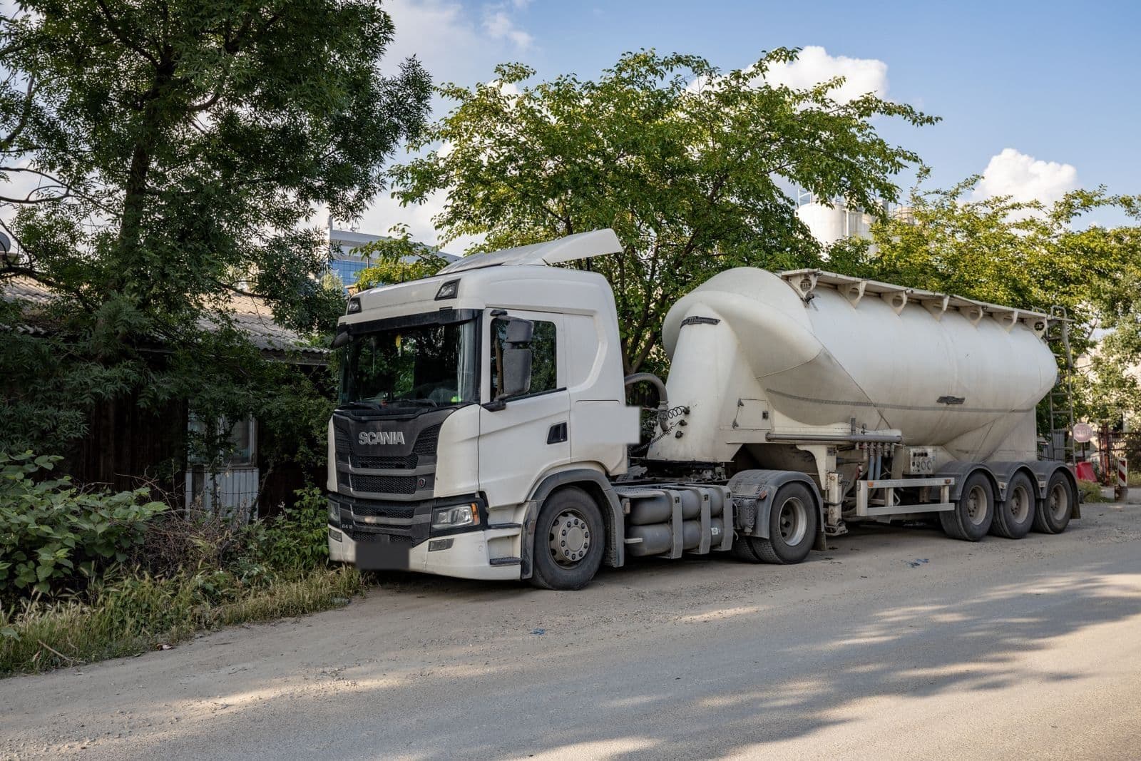 Trekker met silo-oplegger